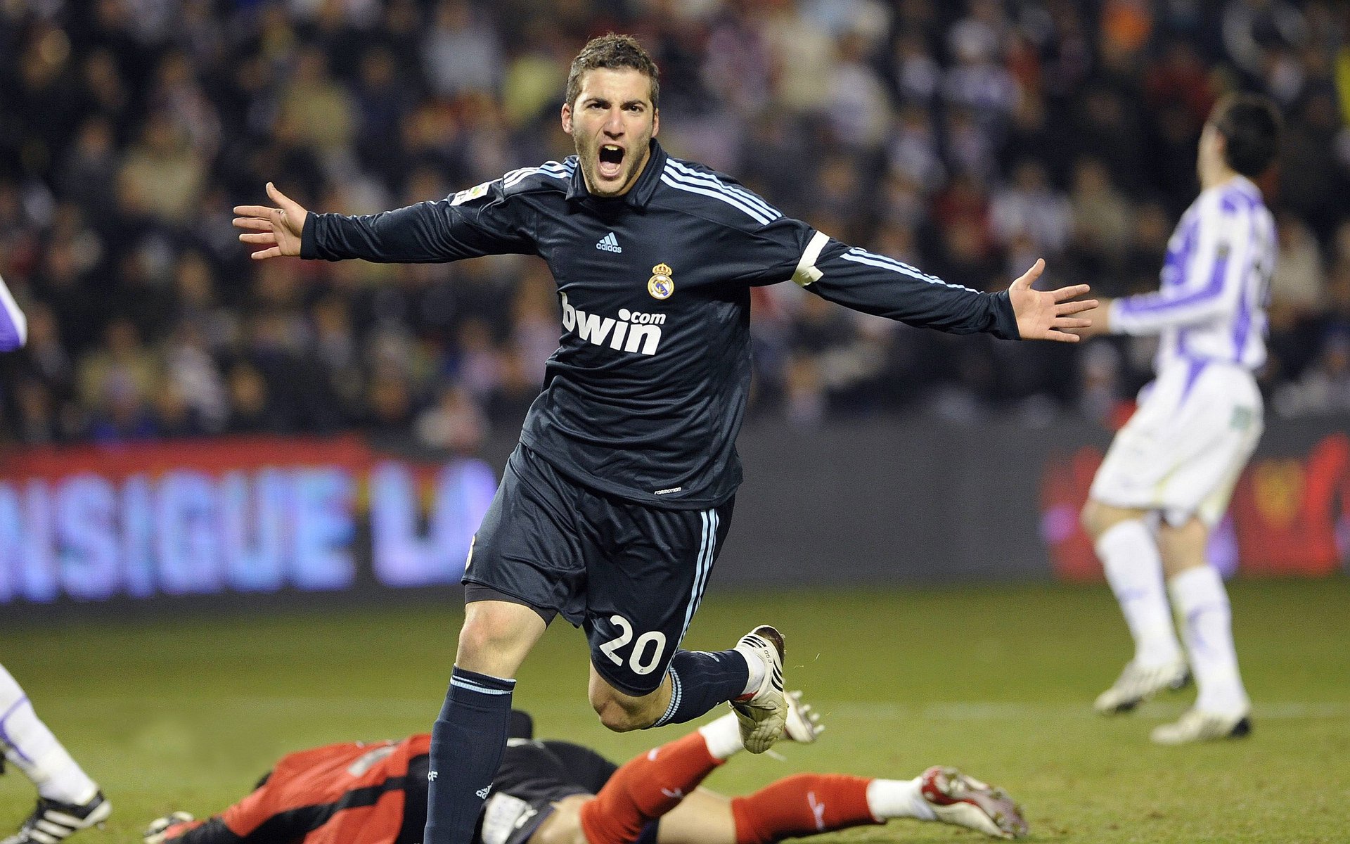 阿尔瓦雷斯闪耀全场，葡萄牙战术完胜阿根廷背后的足球智慧