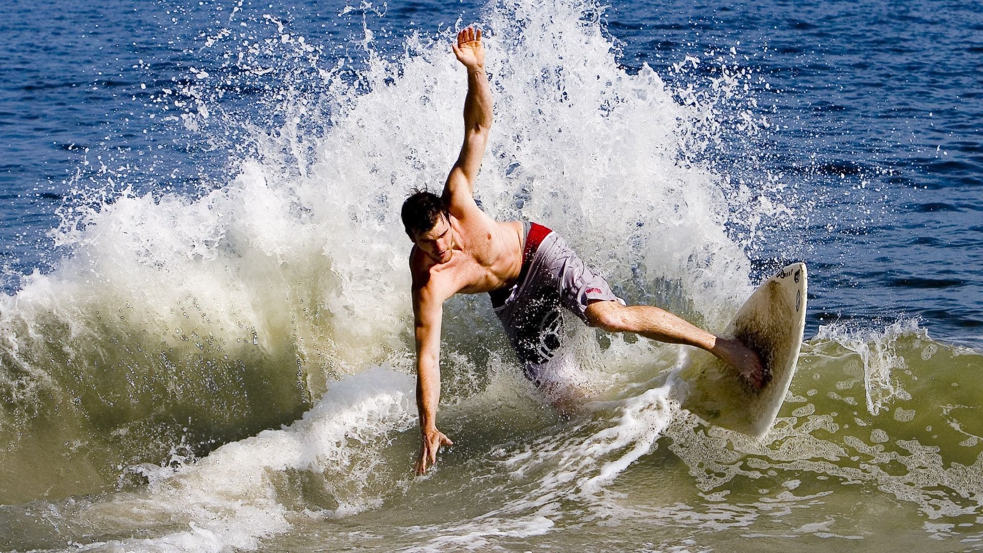 赛道上的王者，梅赛德斯完胜雷诺车队，维斯塔潘惊艳四座