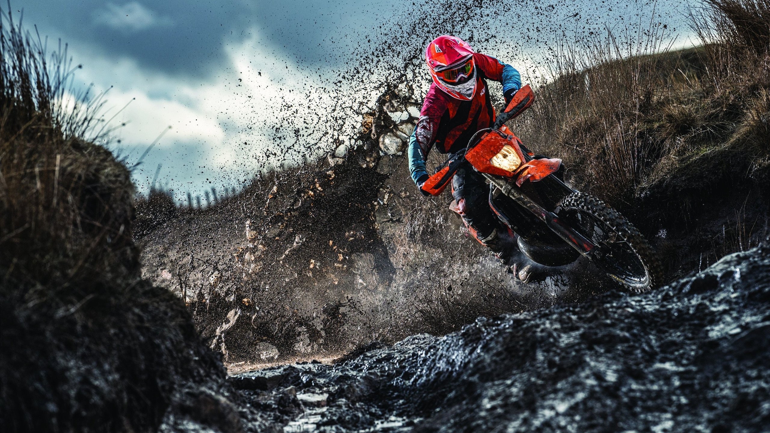 赛道上的红色闪电，塞恩斯惊艳四座，法拉利翻盘红牛二队